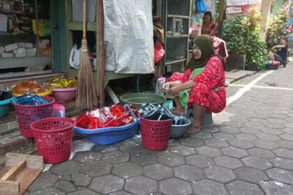 Warga yang membungkus air warna warni buat gebyuran Bustaman. Minggu (15/02/2026). (dul)