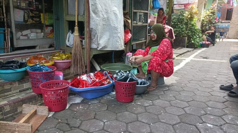 Warga yang membungkus air warna warni buat gebyuran Bustaman. Minggu (15/02/2026). (dul)