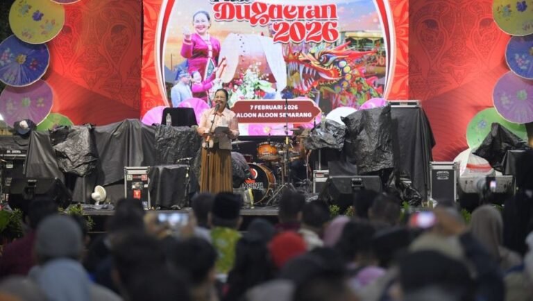 Wali Kota Semarang Agustina Wilujeng resmi membuka Festival Pasar Rakyat Dugderan 2026 di kawasan Alun-alun Masjid Agung Semarang (Kauman), Sabtu (7/2/2026).