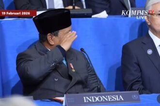Presiden Prabowo Subianto memberi hormat kepada Presiden AS Donald Trump, saat Trump memuji dirinya dalam pidato pada KTT Board of Peace di Washington DC, Kamis (19/2/2026).(YouTube.com/KOMPAS TV)
