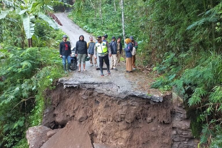 Warga melihat jembatan yang menghubungkan Desa Duren dan Pledokan, Kecamatan Sumowono, Kabupaten Semarang ambrol pada Senin (23/2/2026). Pemdes setempat membuat jembatan darurat agar 800-an warga di Desa Duren tak terisolasi.