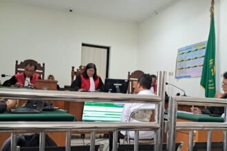 Hakim sedang membacakan putusan kasus korupsi Masjid Agung Karanganyar, Selasa (24/2/2026). (bae)