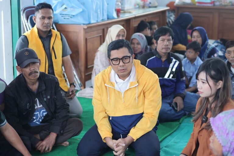 Kebersamaan Mohammad Saleh dengan warga korban banjir bandang di kawasan lereng Gunung Slamet, Kecamatan Pulosari, Kabupaten Pemalang (27/01/2026). (ist)
