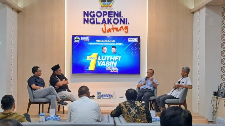 Dialog membahas kinerja satu tahun pertama kepemimpinan Gubernur Jateng, Luthfi-Yasin, Senin (23/2/2026). (bae)