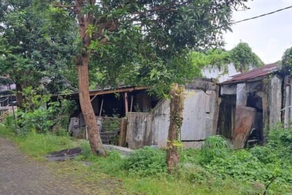 Rumah di Perum BMP ditinggal penghuninya karena terdampak tanah gerak. (bae)