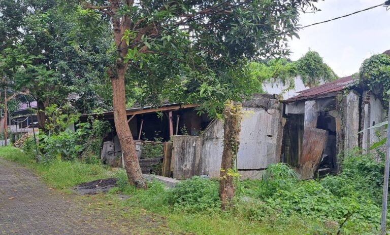 Rumah di Perum BMP ditinggal penghuninya karena terdampak tanah gerak. (bae)