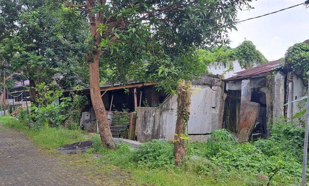 Rumah di Perum BMP ditinggal penghuninya karena terdampak tanah gerak. (bae)