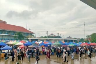 Suasana meriah Bazar Ramadan di Muladi Dome Undi, Senin (23/02/2026). Meski diguyur hujan, antusiasme pengunjung tidak surut untuk berburu takjil. (dul)
