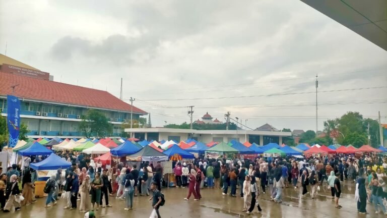 Suasana meriah Bazar Ramadan di Muladi Dome Undi, Senin (23/02/2026). Meski diguyur hujan, antusiasme pengunjung tidak surut untuk berburu takjil. (dul)