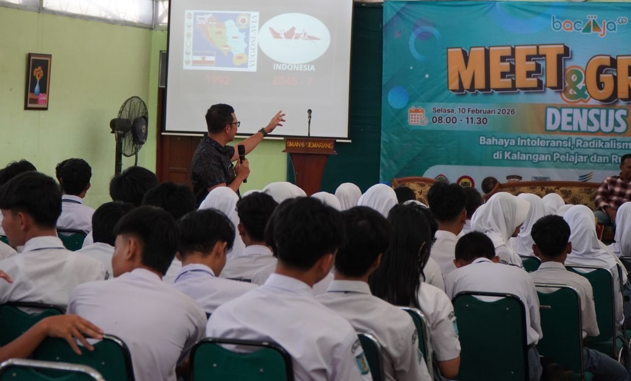 Keseruan Meet & Greet Densus di SMAN 6 Semarang, Selasa (10/2/2026). Acara seperti ini menjadi langkah penting untuk sosialisasi pencegahan intoleransi dan radikalisme anak-anak di Jawa Tengah.