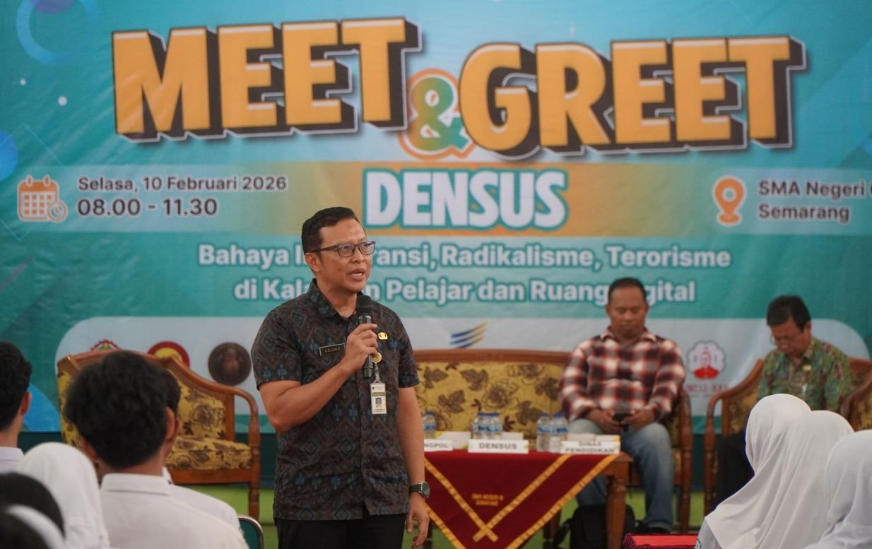 Keseruan Meet & Greet Densus di SMAN 6 Semarang, Selasa (10/2/2026). Acara seperti ini menjadi langkah penting untuk sosialisasi pencegahan intoleransi dan radikalisme anak-anak di Jawa Tengah.