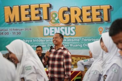Keseruan Meet & Greet Densus di SMAN 6 Semarang, Selasa (10/2/2026). Acara seperti ini menjadi langkah penting untuk sosialisasi pencegahan intoleransi dan radikalisme anak-anak di Jawa Tengah.