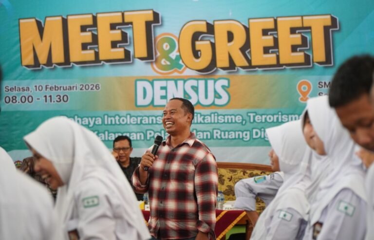 Keseruan Meet & Greet Densus di SMAN 6 Semarang, Selasa (10/2/2026). Acara seperti ini menjadi langkah penting untuk sosialisasi pencegahan intoleransi dan radikalisme anak-anak di Jawa Tengah.