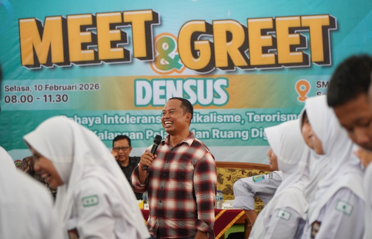 Keseruan Meet & Greet Densus di SMAN 6 Semarang, Selasa (10/2/2026). Acara seperti ini menjadi langkah penting untuk sosialisasi pencegahan intoleransi dan radikalisme anak-anak di Jawa Tengah.