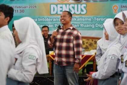 Keseruan Meet & Greet Densus di SMAN 6 Semarang, Selasa (10/2/2026). Acara seperti ini menjadi langkah penting untuk sosialisasi pencegahan intoleransi dan radikalisme anak-anak di Jawa Tengah.