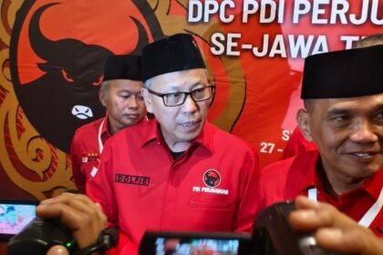 Ketua DPD PDIP Jateng, Dolfie Othniel Frederic Palit (tengah), saat menyampaikan keterangan pers kepada awak media.