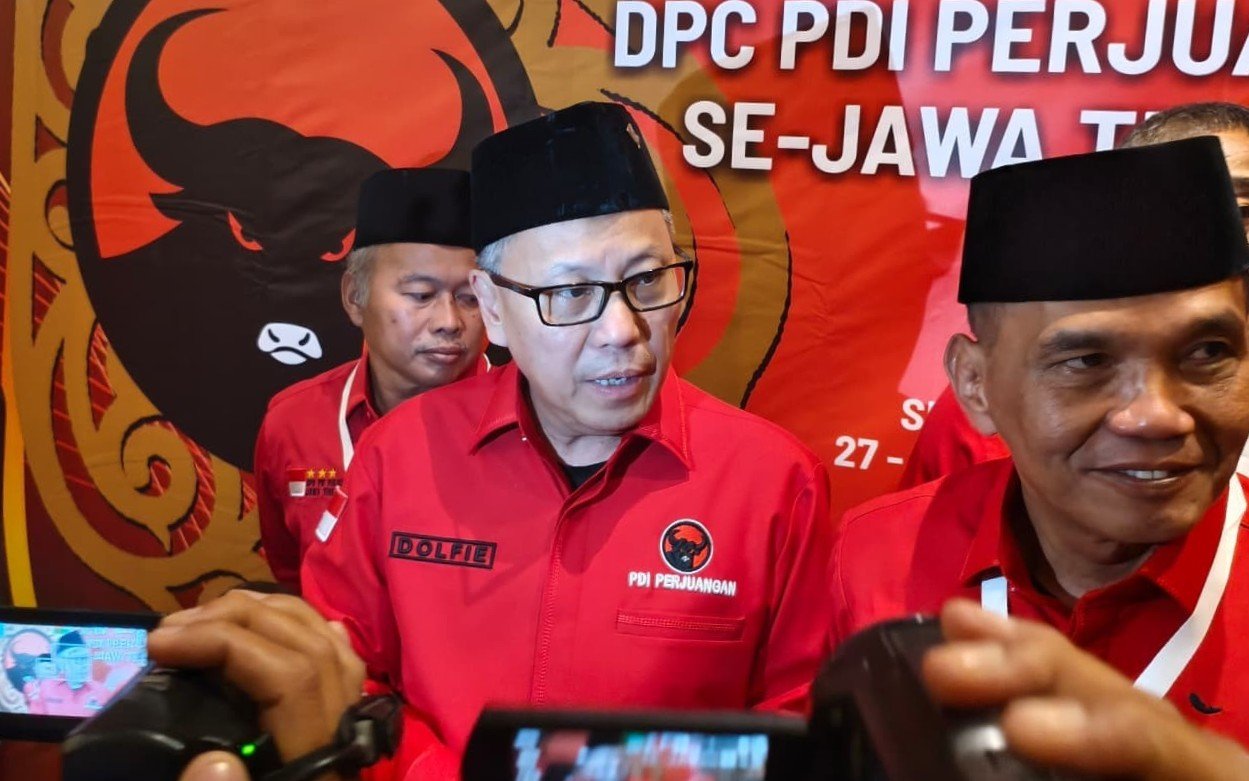 Ketua DPD PDIP Jateng, Dolfie Othniel Frederic Palit (tengah), saat menyampaikan keterangan pers kepada awak media.