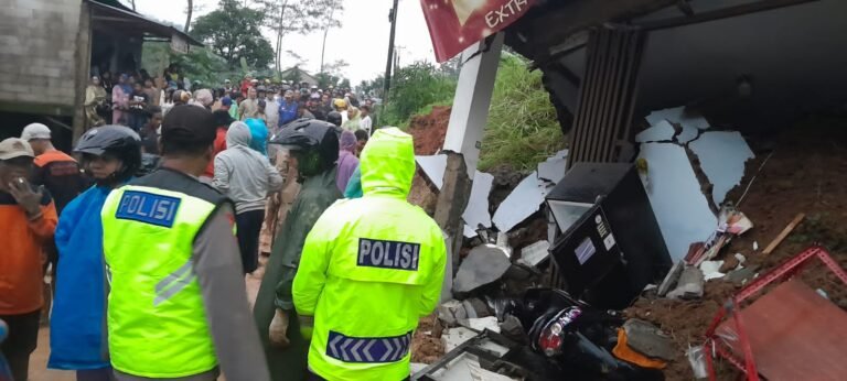 Bencana tanah longsor di Watukumpul, Pemalang, menelan korban jiwa.