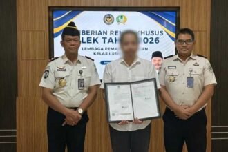 Warga Binaan Pemasyarakatan (WBP) Lapas Kelas I Semarang (tengah) menerima Remisi Khusus Hari Raya Imlek, Selasa (17/2/2026). Foto: Dok. Lapas Semarang.