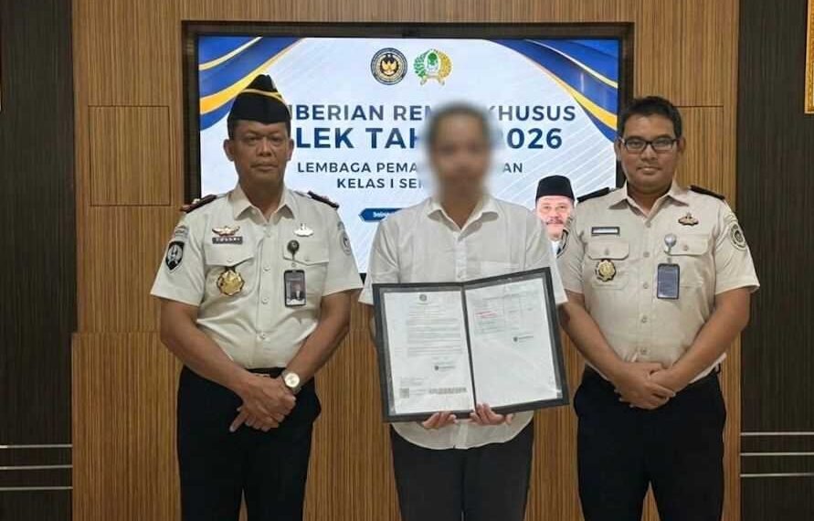 Warga Binaan Pemasyarakatan (WBP) Lapas Kelas I Semarang (tengah) menerima Remisi Khusus Hari Raya Imlek, Selasa (17/2/2026). Foto: Dok. Lapas Semarang.