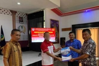 Seorang WBP Lapas Besi Nusakambangan menerima Remisi Khusus Imlek, Selasa (17/2/2026). Foto: Dok. Kanwil Ditjenpas Jateng.