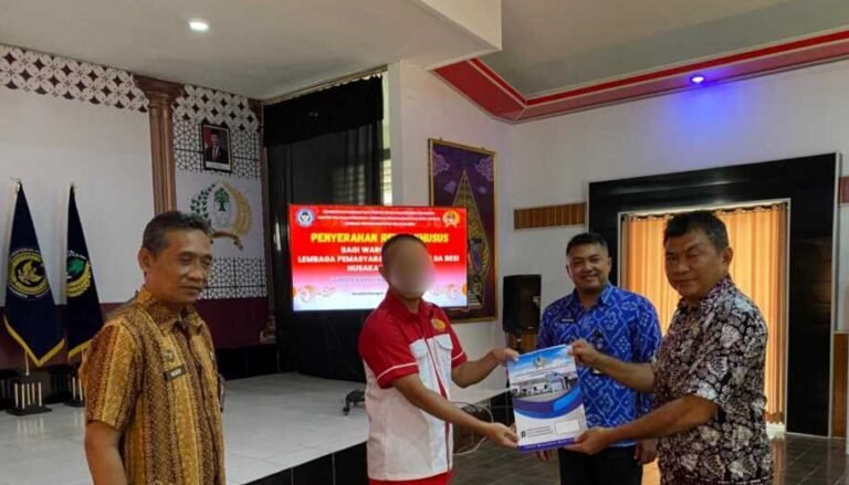 Seorang WBP Lapas Besi Nusakambangan menerima Remisi Khusus Imlek, Selasa (17/2/2026). Foto: Dok. Kanwil Ditjenpas Jateng.