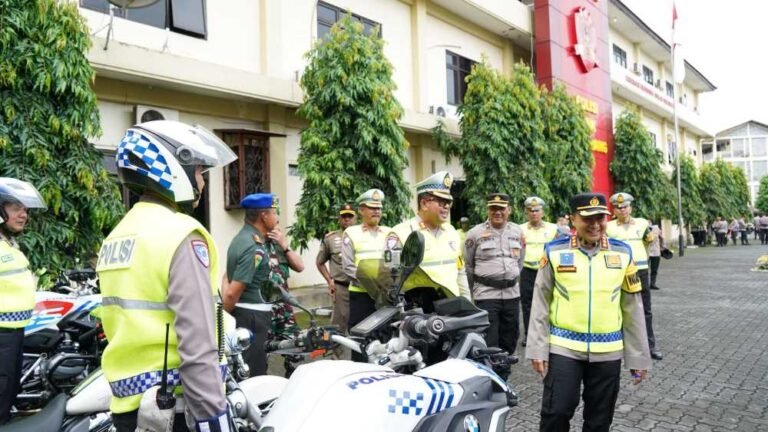 Wakapolrestabes Semarang Kombes Pol. Wiwit Ari Wibisono (paling kanan) saat Apel OKC 2026 di Mapolrestabes Semarang, Senin (2/2/2026). Foto: Dok. Polrestabes Semarang.