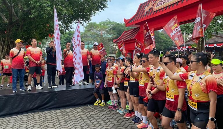 Wali Kota Solo, Respati Ardi, resmi membuka rangkaian perayaan Imlek 2577 yang diawali lewat event Solo Imlek Run 2026 di Balai Kota, Minggu (1/2/2026) pagi.