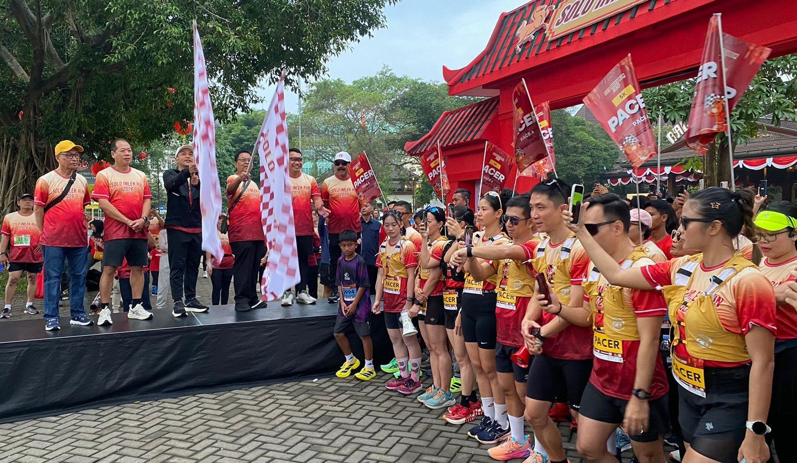 Wali Kota Solo, Respati Ardi, resmi membuka rangkaian perayaan Imlek 2577 yang diawali lewat event Solo Imlek Run 2026 di Balai Kota, Minggu (1/2/2026) pagi.