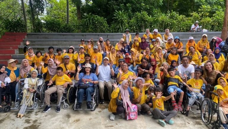 Wali Kota Solo Respati Ardi ngajak ratusan anak disabilitas dari Forum Buah Hati Surakarta healing tipis-tipis sekaligus wisata edukatif di Solo Safari, Minggu (1/2/2026).
