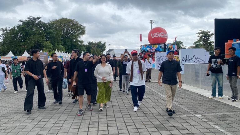 Wali Kota Solo, Respati Ardi, hadiri Localfest yang digelar di Pamedan Mangkunegaran, Surakarta, Minggu (1/2/2026) sore.