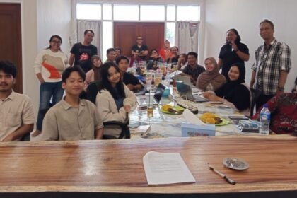 16 mahasiswa dari berbagai kampus di Semarang antusias mengikuti 'Beasiswa Menulis Opini dan Esai Bacaaja, di Kantor Media Bacaaja.co, Minggu (1/2/2026).