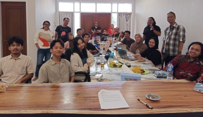 16 mahasiswa dari berbagai kampus di Semarang antusias mengikuti 'Beasiswa Menulis Opini dan Esai Bacaaja, di Kantor Media Bacaaja.co, Minggu (1/2/2026).