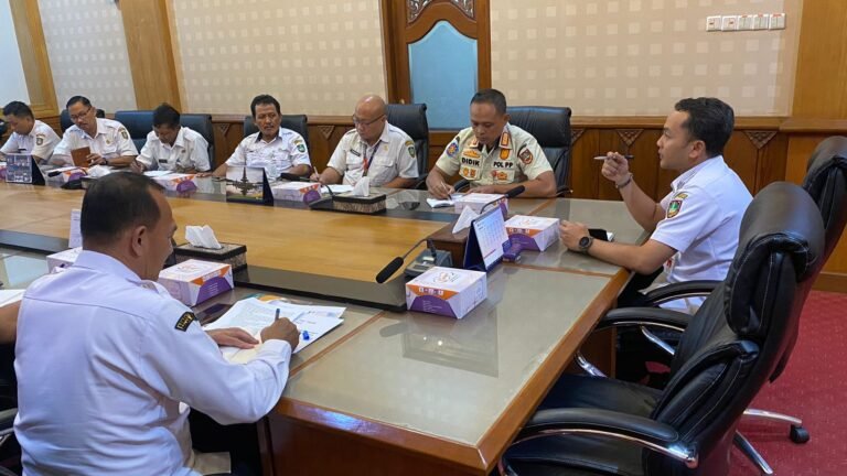 Wali Kota Solo Respati Ardi pimpin rapat koordinasi persiapan Ramandan bareng Dinas Perdagangan, Dinas Koperasi UMKM, Satpol PP, dan para camat, di Balai Kota, Rabu (4/2/2026).
