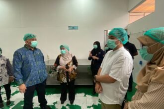 Wali Kota Solo Respati Ardi saat mendampingi Wamenaker RI Afriansyah Noor di SPPG Sondakan 1, Minggu (8/2/2026).