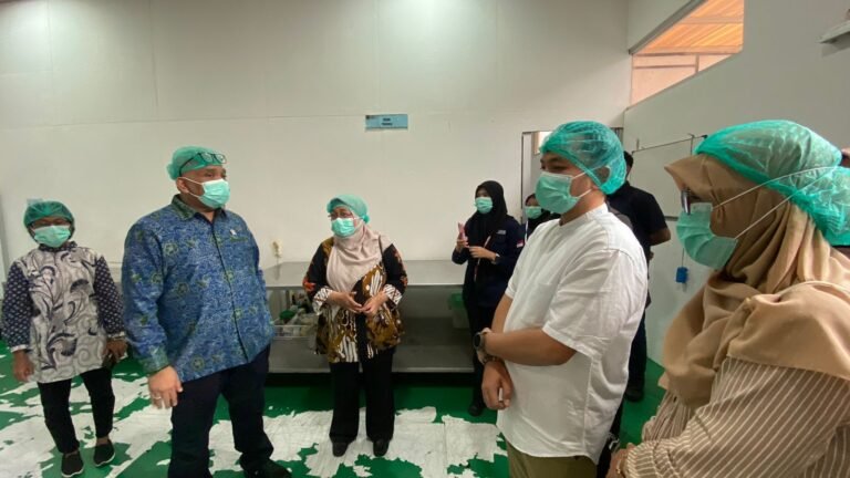 Wali Kota Solo Respati Ardi saat mendampingi Wamenaker RI Afriansyah Noor di SPPG Sondakan 1, Minggu (8/2/2026).
