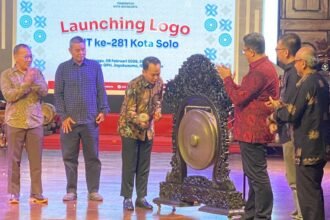 Wali Kota Solo, Respati Ardi, memukul gong sebagai penanda resminya peluncuran logo sekaligus penandatanganan Nota Kesepakatan (MoU) digelar di Pendopo GPH Joyokusumo, Minggu malam (8/2/2026).