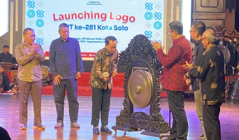 Wali Kota Solo, Respati Ardi, memukul gong sebagai penanda resminya peluncuran logo sekaligus penandatanganan Nota Kesepakatan (MoU) digelar di Pendopo GPH Joyokusumo, Minggu malam (8/2/2026).