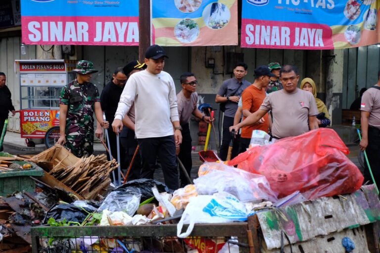 Wali Kota Solo, Respati Ardi, turun langsung memimpin kerja bakti massal di kawasan Pasar Gedhe hingga bantaran Sungai Kalipepe, Senin (9/2/2026).