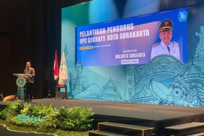 Wali Kota Solo melantik pengurus DPC Gekrafs Surakarta periode 2026–2029, sekaligus peluncuran Project Solo Tourism Directory, Selasa (10/2/2026) malam di Taman Balekambang.