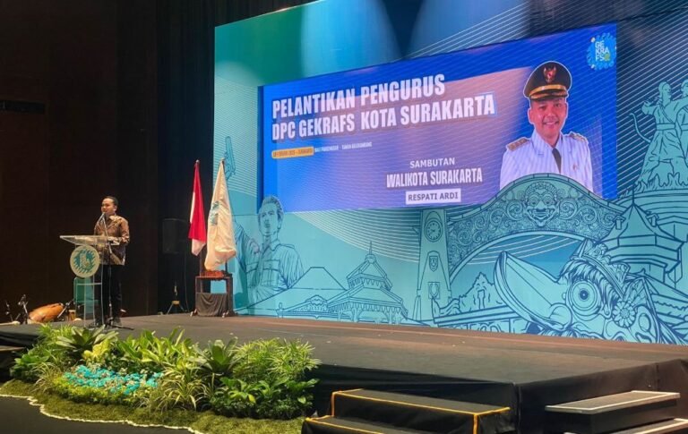 Wali Kota Solo melantik pengurus DPC Gekrafs Surakarta periode 2026–2029, sekaligus peluncuran Project Solo Tourism Directory, Selasa (10/2/2026) malam di Taman Balekambang.