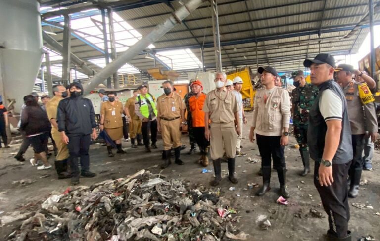 Wali Kota Solo Respati Ardi meninjau TPA Putri Cempo, Senin (11/2/2026).