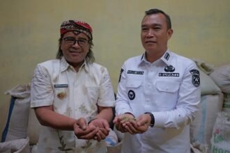 Bupati Kepahiang Zurdi Nata (kanan) bersama Bupati Temanggung, Agus Gondrong. Zurdi rela jauh-jauh belajar ke Temanggung demi kopi daerahnya naik kelas.