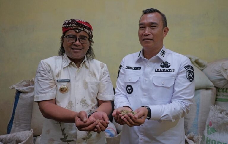 Bupati Kepahiang Zurdi Nata (kanan) bersama Bupati Temanggung, Agus Gondrong. Zurdi rela jauh-jauh belajar ke Temanggung demi kopi daerahnya naik kelas.