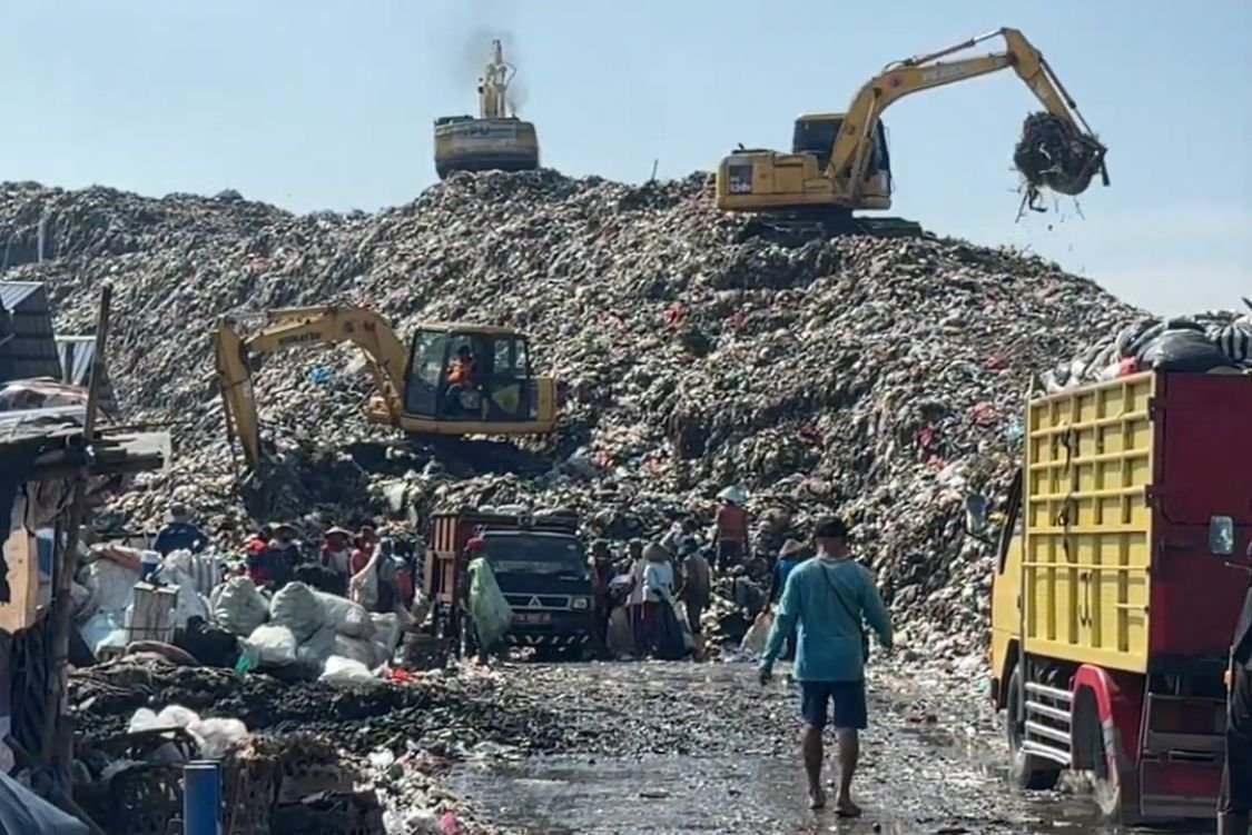 Alat berat mengurai tumpukan sampah yang menggunung di TPA Putri Cempo, Solo, Kamis (12/2/2026).