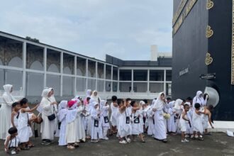 Sejumlah “calon haji cilik” dari TK Roudlotul Abidin Blanten, Nyatnyono, Ungaran Barat yang sedang menjalani manasik haji di Fatimah Zahra Semarang.