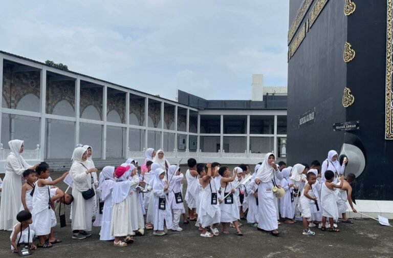 Sejumlah “calon haji cilik” dari TK Roudlotul Abidin Blanten, Nyatnyono, Ungaran Barat yang sedang menjalani manasik haji di Fatimah Zahra Semarang.
