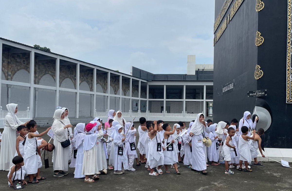 Sejumlah “calon haji cilik” dari TK Roudlotul Abidin Blanten, Nyatnyono, Ungaran Barat yang sedang menjalani manasik haji di Fatimah Zahra Semarang.