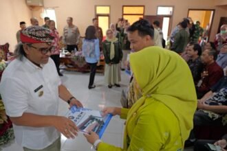 Penyerahan SK penugasan Kepala Puskesmas di Temanggung digelar di perbatasan. Yakni di Balai Desa Kedawung, Kecamatan Kandangan, Sabtu (14/2/2026). Ini adalah cara unik Bupati Temanggung ingatkan pentingnya pemerataan layanan kesehatan.