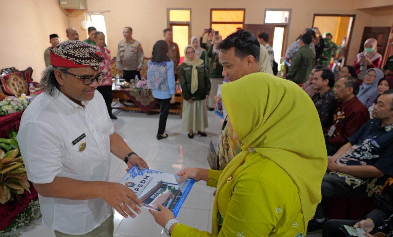 Penyerahan SK penugasan Kepala Puskesmas di Temanggung digelar di perbatasan. Yakni di Balai Desa Kedawung, Kecamatan Kandangan, Sabtu (14/2/2026). Ini adalah cara unik Bupati Temanggung ingatkan pentingnya pemerataan layanan kesehatan.